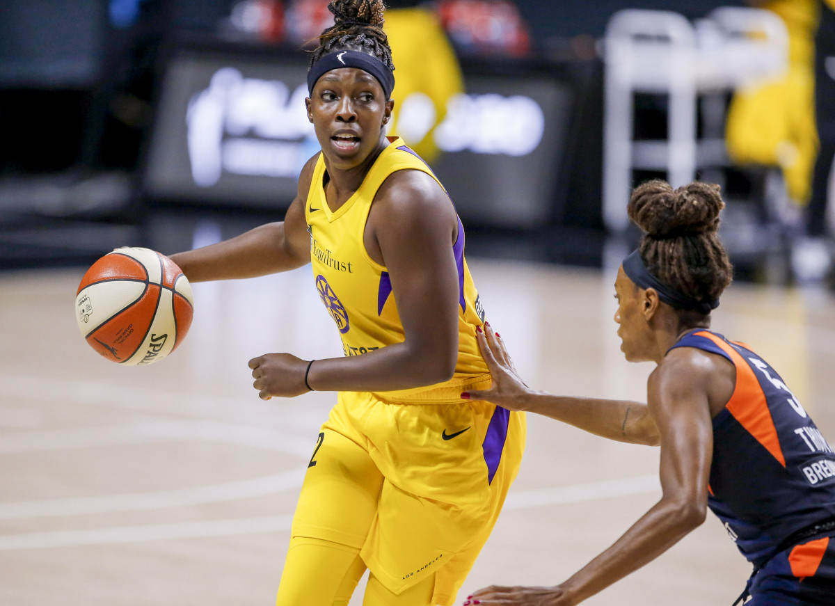 Chelsea Gray dribbling the ball